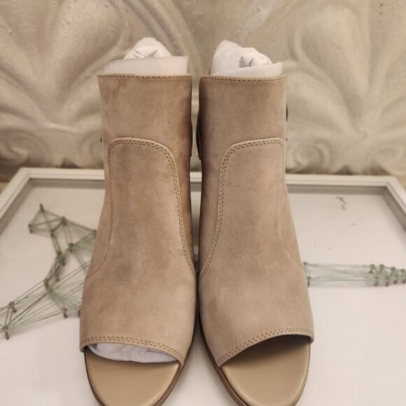 Vince Camuto Grey Leather " Bernida" Peep toe Heeled Sandals. NIB. Size Various - Picture 4 of 11